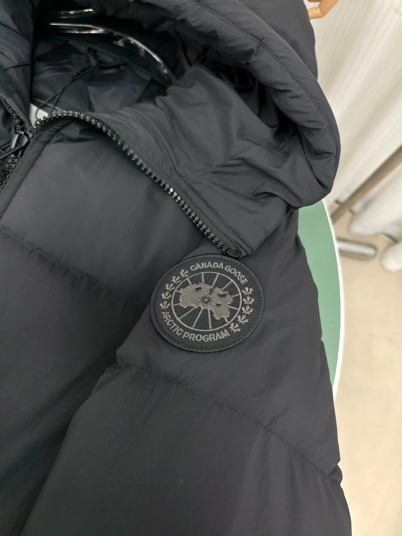P1040————2800M (same style for men and women) Canada goose Lawrence long down jacket The Lawrence long down jacket provides basic protection for daily adventures and is made of sustainable Enduraluxe fabric with a practical soft touch. It has a quilted body and adjustable hood. Filled with extremely fluffy duck down. The adjustable down-filled connected hood and chin-protecting suede knitted stand-up collar are soft and extra-comfortable. Tapered rib-knit cuffs improve comfort and seal in heat. There are two zippered side vents at the bottom of the jacket for increased range of motion and ventilation. It has a longer hem at the back for added protection and reflective double stripes on the back. Color: black with red label, black with black label, navy blue with red label Size: XS-2XL